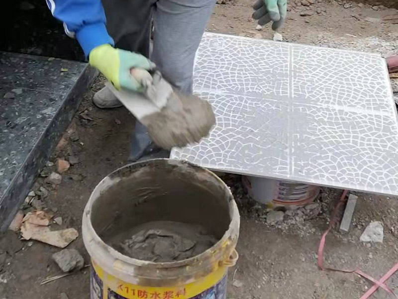 露臺磚砌櫥柜：櫥柜的水電定位時，先劃分功能區(qū)：洗菜盆區(qū)、灶臺區(qū)、切菜區(qū)、電器區(qū)，把這些區(qū)域的具體尺寸畫在墻面上，安排好進(jìn)水管、排水管和各種插座的準(zhǔn)確位置。 磚砌櫥柜制作的時候先做櫥柜的圍角，可以根據(jù)自己的喜好選擇不同顏色的瓷磚來實現(xiàn)。圍角完成以后的重要工作就是用水泥和砂漿將櫥柜的底部填實，上面鋪瓷磚。同時，瓷磚豎隔板的位置按照櫥柜圖紙進(jìn)行預(yù)留。 磚砌櫥柜制作好之后，我們可以根據(jù)自己喜歡的風(fēng)格選擇不同材質(zhì)的石材臺面和門板，完全不影響美觀，同時對于櫥柜內(nèi)部我們均采用不銹鋼條進(jìn)行收邊，既美觀又好打掃衛(wèi)生。