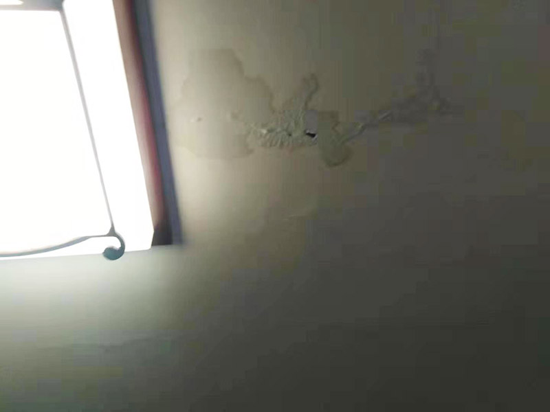 天花板墻面維修：清潔墻壁，首先就是要清潔墻壁了，一般天花板的墻壁上都會(huì)有細(xì)小的白色粉末，這時(shí)可以用尼龍刷或者是鐵刷將其刷除，再觀察一段時(shí)間后確定不再會(huì)出現(xiàn)白色的粉末后，并且等到水密墻面干燥磨平以后就可以上一道墻面底漆了，預(yù)防日后鹽分的侵蝕形成了壁癌。 對(duì)于墻表面的問題，建議用小刀或者是鐵制品將漆膜剝離，然后再用砂紙將墻表層擦平，這些工序做完以后，拆除漿糊粘貼的壁紙，再修整墻面，以批土刀將批土填平凹洞的裂縫，等到完全的干燥以后，再用砂紙去磨平。 在施工的時(shí)候，建議從上往下刷，用相關(guān)的工具將涂料攪拌勻稱以后，將產(chǎn)品從天花板上開始往下刷，這樣能有效的避免由天花滴落的油漆弄花了自己經(jīng)完成的墻面。