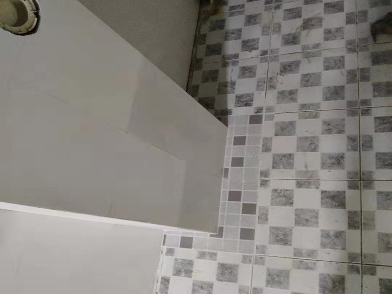 墻內(nèi)管道修復：首先關(guān)閉自家水管總閥，找到水管打破的位置，鑿開對應(yīng)的墻面，如果打破比較嚴重，建議更換水管，如果漏水不是很嚴重的話，可以用熱熔膠修復水管，也可以解決漏水問題。管道修復完畢后，還要用防水膠對管道進行防水處理，經(jīng)打壓測試，沒有漏水問題后，再將墻面封好即可。 若水管接頭出現(xiàn)漏水，檢查一下是不是絲口太寬松導致漏水，先將接頭拆下，然后在接頭處纏上生料帶；如果是水龍頭接頭上的膠墊老化導致的，就重新?lián)Q個膠墊即可;若是水管接頭本身壞了，重新買個接頭安裝即可。 若塑料材質(zhì)的下水管出現(xiàn)漏水現(xiàn)象，可以量好尺寸買一根重新接上即可。首先關(guān)閉水源，將破損的舊水管給割斷，把新的水管接口先套進管子的一端，另一端與另外一個口子對平，接著直接往里送，讓兩端水管都有一定的交叉接著距離，最后用防膠水涂抹在下水管內(nèi)側(cè)與外側(cè)。