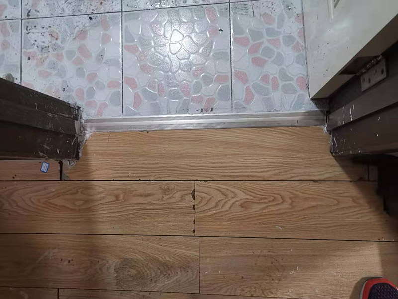 地面水管漏水修復:首先根據(jù)施工圖看水管走向，如果漏水的位置后面埋有水管，可以先把家里面的水閘關(guān)掉，放干龍頭里面的水，如果一段時候后發(fā)現(xiàn)墻面水跡不見了，證明是水管出現(xiàn)問題。 如果是請的專業(yè)的維修師傅，可以讓師傅用打壓機直接打壓檢測，若確定是墻內(nèi)水管漏水，就可以直接鑿開墻壁找水管漏點。 可以先截斷水源，然后將暗水管漏水點的墻面開鑿，找到漏水的部分，先用小鋼鋸把漏水的地方鋸掉，注意鋸口要平。用砂紙把新露出的端口輕輕打磨，然后用接口套住，將備換的新管對準接口口子，注意要對直。然后用熱熔器對新管道進行熱熔連接。 或者是將鋸掉的管道清理干凈，用專用膠水涂在端口上，稍微晾一會兒;趁此時在&ldquo;竹節(jié)&rdquo;接頭內(nèi)涂上膠水。把端口和&ldquo;竹節(jié)&rdquo;連接，然后反復轉(zhuǎn)動，直到牢固。同樣的方法去連接另一端。最后在接縫處再涂適量的膠水，確保不滲漏。