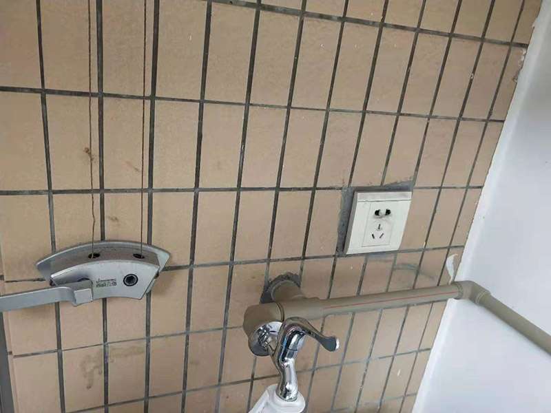 陽(yáng)臺(tái)水管明裝方案:陽(yáng)臺(tái)可以明裝水管。相對(duì)于暗裝的開(kāi)槽施工等工程，走明裝水管的暗裝程序更加方便快捷、省心省力。施工安全，不需要使用開(kāi)槽工具，能避免對(duì)房屋建筑的損壞，使用起來(lái)更安全放心。維護(hù)和修理也更方便，如果后期水管出現(xiàn)什么故障，只需要直接檢查裸露在外的水管即可，這樣無(wú)論是自己修還是請(qǐng)專(zhuān)業(yè)維修師傅來(lái)都可以。