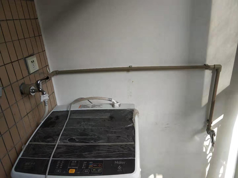 陽(yáng)臺(tái)水管明裝方案:陽(yáng)臺(tái)可以明裝水管。相對(duì)于暗裝的開(kāi)槽施工等工程，走明裝水管的暗裝程序更加方便快捷、省心省力。施工安全，不需要使用開(kāi)槽工具，能避免對(duì)房屋建筑的損壞，使用起來(lái)更安全放心。維護(hù)和修理也更方便，如果后期水管出現(xiàn)什么故障，只需要直接檢查裸露在外的水管即可，這樣無(wú)論是自己修還是請(qǐng)專(zhuān)業(yè)維修師傅來(lái)都可以。