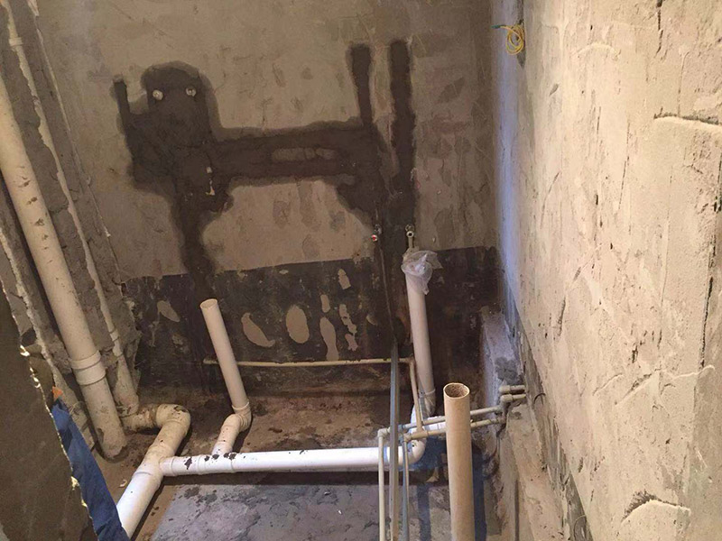 衛(wèi)生間管道裝修：1、衛(wèi)生間管道裝修前首先要檢查水管以及連接配件是否有裂紋、破損等現(xiàn)象。 2、衛(wèi)生間管道裝修在設計下水管道時要注意家中洗衣機的水龍頭安裝位置，還有下水的布置等，同時要考慮到電源插座的位置是否適合。 3、衛(wèi)生間管道裝修事要注意熱水管的安裝，要把熱水器的進水口和出水口區(qū)分出來，在出水口處接通向衛(wèi)生間的管道，進水口處接上總閥門。 4、在衛(wèi)生間下水管道安裝時要考慮好墻磚的厚度。 5、衛(wèi)生間管道裝修完后一定要記得進行增壓測試，增壓測試一般要在1.5倍水壓的情況下進行，保證沒有漏水現(xiàn)象即可。