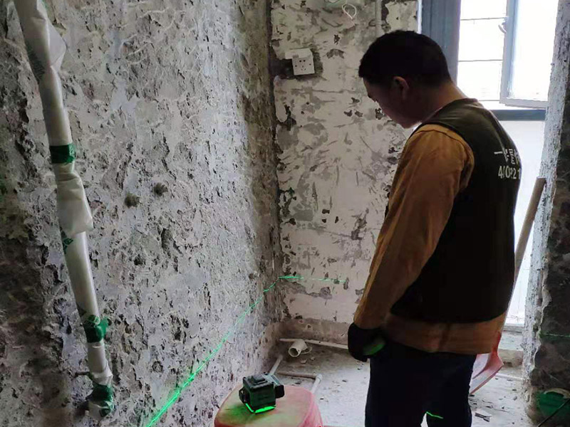 廚房砌墻抹灰找平:墻面清理&rarr;澆水潤濕&rarr;涂刷界面劑&rarr;吊垂直、抹灰餅沖筋&rarr;抹底層砂漿&rarr;抹罩面灰&rarr;養(yǎng)護(hù) 墻面清理：抹灰前檢查砌筑墻體，對(duì)松動(dòng)、灰漿不飽滿的拼縫及梁，板下的頂頭縫，用水泥砂漿填塞密實(shí)。將露于墻面的舌頭灰刮凈，凸出墻面不平整的部位剔鑿平整，坑凹不平，砌塊缺楞掉角，設(shè)備管線槽、腳手孔洞用1：3水泥砂漿整修密實(shí)、平順。用吊線板檢查墻體的垂直偏差及平整度，將抹灰基層處理完好。