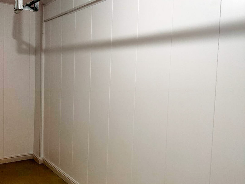 地下室護(hù)墻板安裝：在安裝護(hù)墻板前，首先要挑選好護(hù)墻板，然后仔細(xì)的測量室內(nèi)墻面的實際長度和寬度，再根據(jù)測量好的長寬計算出具體需要使用的護(hù)墻板塊數(shù)，可用電鋸將護(hù)墻板進(jìn)行切割，使之后的安裝更加的方便。裝置踢腳線需要使用大的螺絲或者鋼釘，直接將踢腳線的掛鉤固定在墻面上，與地面之間應(yīng)保持7-8厘米的間隔，每隔60厘米左右就要設(shè)置一個掛鉤，接下來將已經(jīng)布置成45&deg;角的踢腳線，掛到掛鉤上面。按照順序?qū)⒆o(hù)墻板從左到右插進(jìn)安裝好的踢腳線內(nèi)，接下來在距離護(hù)墻板上口大概1.5厘米的地方用大螺釘或鋼釘進(jìn)行固定，這里需要注意的是不能將釘子直接裸露在墻的外部。在安裝護(hù)墻板的過程中，如果遇到開關(guān)、插座位置，需要鑿出對應(yīng)的孔洞，當(dāng)遇到柱子的時候，可以用陽角。