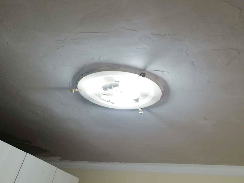 天花板鏟除翻新:1.舊墻的基本處理、舊墻的基本處理主要指清除墻面的原有裝修和裝飾。一般包括墻面原有的乳膠漆和膩子層的鏟除、木裝修、其它表面裝飾物(如壁紙)的拆除等。如果只裝修了一兩年的墻面，墻體的耐水膩子可以不必完全鏟除，用鋼刷和砂紙打磨墻面后即可重新涂刷乳膠漆。裝修時間較長的則需要將膩子層完全鏟除，重新刷上膩子再進行其他工序。 2.清理墻面、舊墻面在翻新前一定要做墻面基底處理，粉化嚴(yán)重的要全部鏟除，鏟除后抹上一層白水泥。原來墻面過于光滑、刷過油漆的鏟除后還要做打磨處理，把粘結(jié)不牢的表皮去掉，便于新涂料和墻體粘結(jié)。 3.涂刷底漆、墻面底漆的作用是抗堿防潮、封固基材、保護面漆，提高面漆的質(zhì)感和遮蓋力。對于老房翻新，墻面一定要做底漆，如果沒有刷底漆就直接上面漆的話，時間一長墻面容易起泡、發(fā)霉，太陽照曬時間長了也容易變色。 4.大面積修補、已經(jīng)上好面漆的墻面要修補會比較麻煩，容易產(chǎn)生色差，材料的使用時間不同，質(zhì)量也難以保證，很難達到理想效果。所以墻面的修補最好是整塊墻面，或是盡可能地選擇較大面積進行修補，這樣可以盡量避免產(chǎn)生色差，修補后的質(zhì)量也更好。 5.防色差、墻面色差是修補墻面時需要盡量避免的。為此，應(yīng)該注意按照油漆桶的說明配比、涂刷，最好估算好用量。一次準(zhǔn)備足夠的量，這樣能保證墻面顏色一致，也能避免用量不足重新調(diào)配出來的顏色有差異。