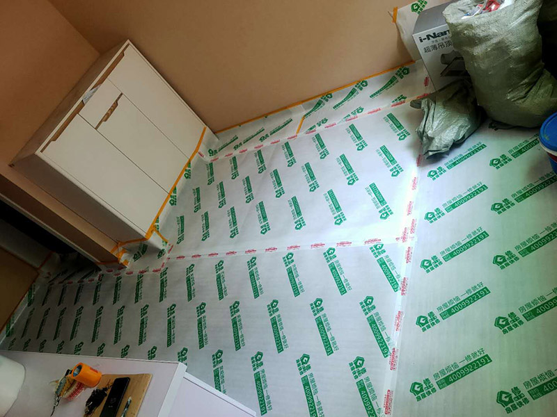 舊墻鏟除保護：在表面裝飾層處理好之后，要將粉化嚴(yán)重的地方徹底鏟除，基地要完全處理干凈，在鏟除后抹一層白水泥打底。如果墻面本身太過光滑或者說刷過油漆，那么還要把這層表皮去掉，通過打磨處理后的墻面，更易于新裝飾材料和墻體的粘合。 如果原有的涂料比較緊實，沒有脫落，則可以直接在上面刷基膜(貼壁紙必備材料，可堅固墻面、增加壁紙附著力，拆除時可保護墻面)，直接鋪貼壁紙。但如果原有涂料不穩(wěn)定，則需要鏟除原有基底。 第二種情況、粉化嚴(yán)重的要全部鏟除，鏟除后抹上一層白水泥。原來墻面過于光滑、刷過油漆的鏟除后還要做打磨處理，把粘結(jié)不牢的表皮去掉，便于新涂料和墻體粘結(jié)。