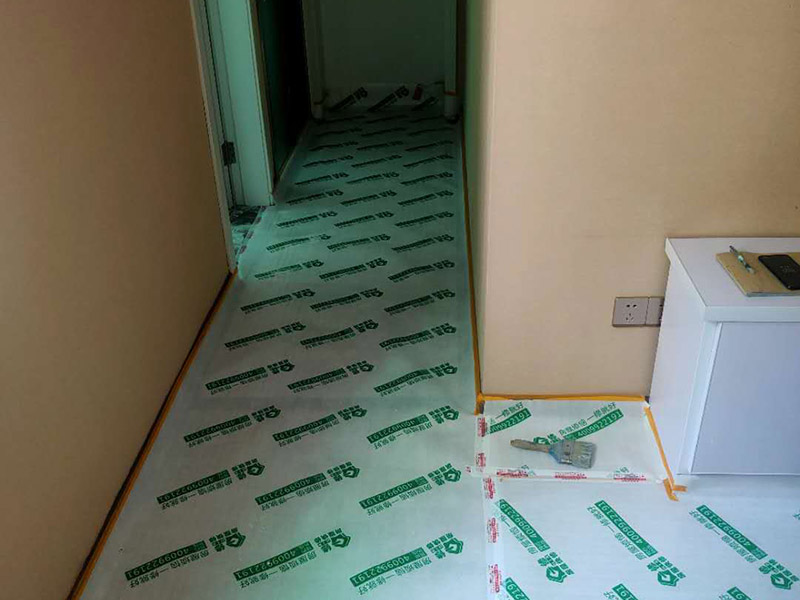 舊墻鏟除保護：在表面裝飾層處理好之后，要將粉化嚴(yán)重的地方徹底鏟除，基地要完全處理干凈，在鏟除后抹一層白水泥打底。如果墻面本身太過光滑或者說刷過油漆，那么還要把這層表皮去掉，通過打磨處理后的墻面，更易于新裝飾材料和墻體的粘合。 如果原有的涂料比較緊實，沒有脫落，則可以直接在上面刷基膜(貼壁紙必備材料，可堅固墻面、增加壁紙附著力，拆除時可保護墻面)，直接鋪貼壁紙。但如果原有涂料不穩(wěn)定，則需要鏟除原有基底。 第二種情況、粉化嚴(yán)重的要全部鏟除，鏟除后抹上一層白水泥。原來墻面過于光滑、刷過油漆的鏟除后還要做打磨處理，把粘結(jié)不牢的表皮去掉，便于新涂料和墻體粘結(jié)。