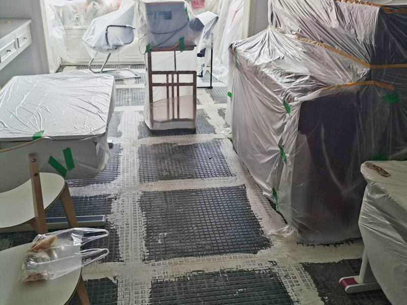 客廳地磚拆除裝修：如果是破壞性的拆除，可以借個(gè)鐵錘使勁砸；如果是替換性拆除，可以從邊角入手，一般情況下會(huì)損壞一塊地板磚，可以買一塊相同的備份；如果是用水泥固化的地板磚，那個(gè)難度就非常的大了，得請(qǐng)專業(yè)人士。