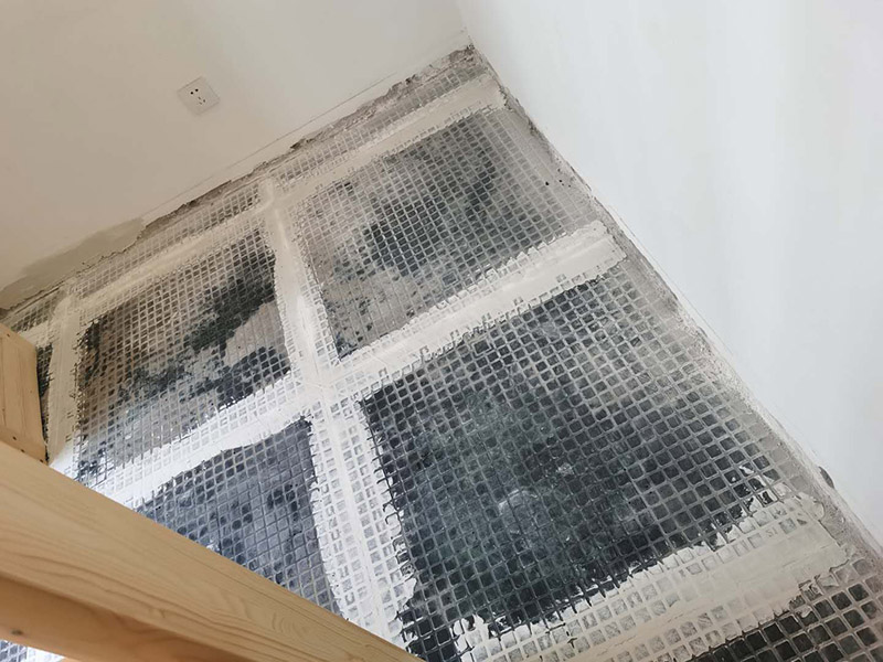 客廳地磚拆除裝修：如果是破壞性的拆除，可以借個(gè)鐵錘使勁砸；如果是替換性拆除，可以從邊角入手，一般情況下會(huì)損壞一塊地板磚，可以買一塊相同的備份；如果是用水泥固化的地板磚，那個(gè)難度就非常的大了，得請(qǐng)專業(yè)人士。