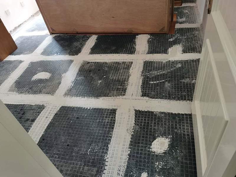 客廳地磚拆除裝修：如果是破壞性的拆除，可以借個(gè)鐵錘使勁砸；如果是替換性拆除，可以從邊角入手，一般情況下會(huì)損壞一塊地板磚，可以買一塊相同的備份；如果是用水泥固化的地板磚，那個(gè)難度就非常的大了，得請(qǐng)專業(yè)人士。