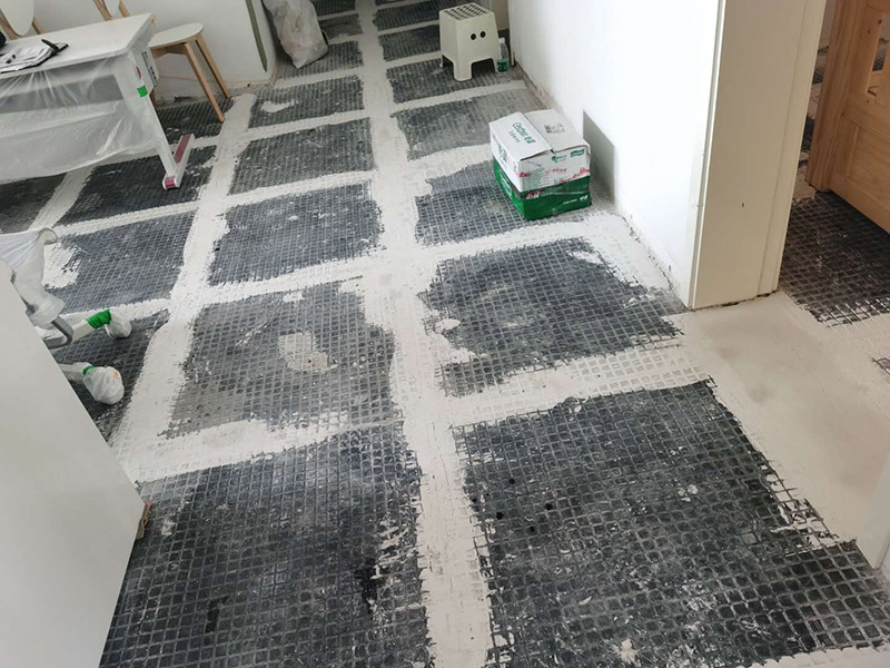 客廳地磚拆除裝修：如果是破壞性的拆除，可以借個(gè)鐵錘使勁砸；如果是替換性拆除，可以從邊角入手，一般情況下會(huì)損壞一塊地板磚，可以買一塊相同的備份；如果是用水泥固化的地板磚，那個(gè)難度就非常的大了，得請(qǐng)專業(yè)人士。