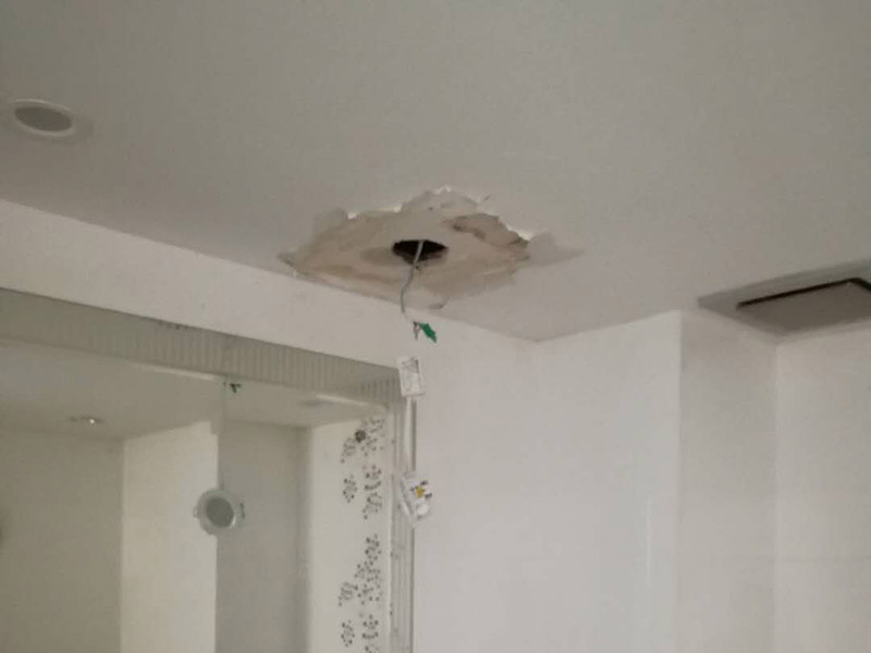 天花板燈具線路檢修：為避免發(fā)生裝修火災(zāi)，施工人員必須嚴(yán)格按照有關(guān)電力設(shè)計(jì)技術(shù)規(guī)范和有關(guān)規(guī)定進(jìn)行施工，裝修內(nèi)層須使用防火裝潢材料。裝修時(shí)不能亂拉、亂接。要考慮便于檢查線路，絕緣層破損要及時(shí)更換。裝修布線之前，首先應(yīng)將所有電路進(jìn)行綜合設(shè)計(jì)、進(jìn)行總體規(guī)劃。這樣不僅節(jié)省時(shí)間，也有利于以后的檢修維護(hù)。日常生活中，首先不要私拉亂接，私拉亂接是違反用電制度的，在安裝上不符合要求，最容易出事故;另外，在日常生活中換燈泡、擦燈泡的時(shí)候，先將電流關(guān)上，不要用濕手、濕布擦燈泡，要站在木凳或桌子上，不要站在地上去擦，防止開關(guān)萬一失靈漏電;螺絲口燈泡的金屬部分跟地線通著，電燈開著的時(shí)候燈頭有電，露在外邊的螺絲部分，人的手碰著就觸電，需要特別注意。