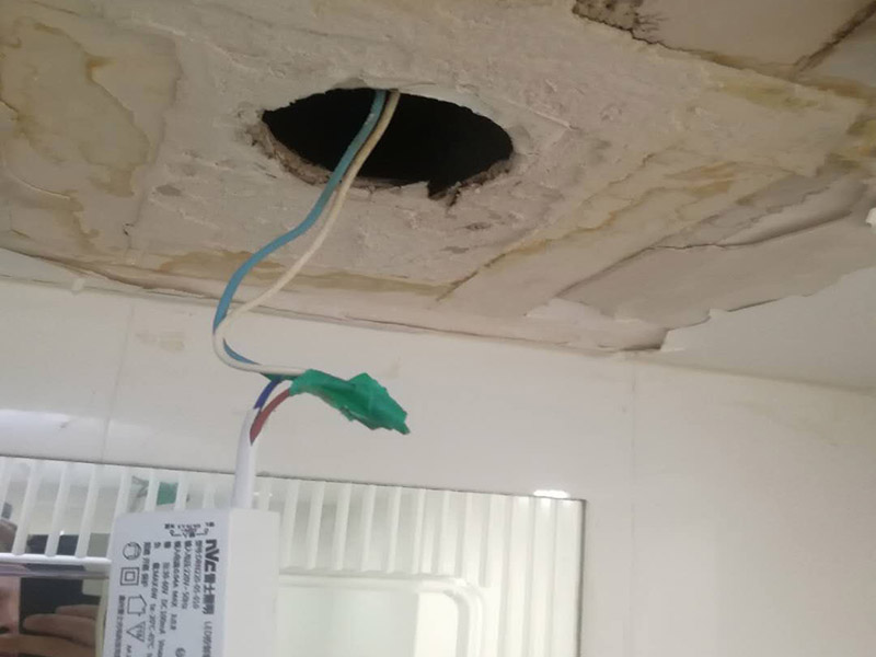 天花板燈具線路檢修：為避免發(fā)生裝修火災(zāi)，施工人員必須嚴(yán)格按照有關(guān)電力設(shè)計(jì)技術(shù)規(guī)范和有關(guān)規(guī)定進(jìn)行施工，裝修內(nèi)層須使用防火裝潢材料。裝修時(shí)不能亂拉、亂接。要考慮便于檢查線路，絕緣層破損要及時(shí)更換。裝修布線之前，首先應(yīng)將所有電路進(jìn)行綜合設(shè)計(jì)、進(jìn)行總體規(guī)劃。這樣不僅節(jié)省時(shí)間，也有利于以后的檢修維護(hù)。日常生活中，首先不要私拉亂接，私拉亂接是違反用電制度的，在安裝上不符合要求，最容易出事故;另外，在日常生活中換燈泡、擦燈泡的時(shí)候，先將電流關(guān)上，不要用濕手、濕布擦燈泡，要站在木凳或桌子上，不要站在地上去擦，防止開關(guān)萬一失靈漏電;螺絲口燈泡的金屬部分跟地線通著，電燈開著的時(shí)候燈頭有電，露在外邊的螺絲部分，人的手碰著就觸電，需要特別注意。