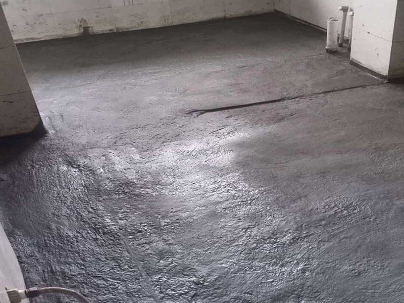 衛(wèi)生間地面防水：1.利用水泥砂漿水泥砂漿或豆石混凝土鋪平坡度。訣竅是：地漏附近坡度大，門口附近坡度小。 2.利用管根密封膏封嚴管線，管線要穿透樓板根部。刷防水涂料時可以貼1-2層玻璃絲布加強防水性。 3.墻壁表面打磨成干凈平光沒有顆粒灰塵，墻壁與地面的交接區(qū)域注意原角和坡角的設(shè)置。 4.聚氨酯防水涂膜由管根和墻角處開始進行涂抹，在常溫下經(jīng)過4小時放干后，再大面積涂抹和刮刷。注意涂料總厚度大于1. 5毫米，不能有漏刮和鼓泡的不良現(xiàn)象。24小時后立面涂刷下一層，之后再以垂直的方向進行二次涂刷。最后涂膜半固化，拋甩粗砂粒方便與水泥砂漿融合。 5.防水層的設(shè)置與具體區(qū)域有關(guān)。防水地面的防水層應(yīng)高出地面200寬，地面防水層應(yīng)超出衛(wèi)生間門口以外300寬。而又淋浴的衛(wèi)生間墻面防水層則應(yīng)設(shè)置為高出地面1800寬。 6.展開閉水實驗的時候，先完成防水工作再利用包立管方法。之后再局部進行防水。閉水試驗也可為了避免破壞地面防水層而免做。