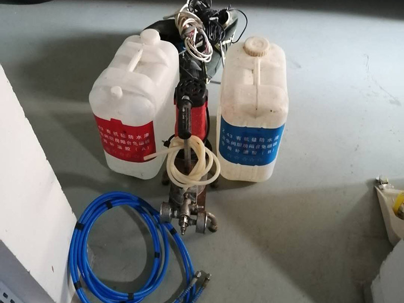 漏水維修材料入場(chǎng):材料購(gòu)買(mǎi)以后，購(gòu)買(mǎi)方就需要通知合同的另一方準(zhǔn)備對(duì)材料進(jìn)行驗(yàn)收。而且這個(gè)驗(yàn)收最好是安排在材料進(jìn)場(chǎng)時(shí)立即進(jìn)行。所以，約定驗(yàn)收時(shí)間非常必要。以免出現(xiàn)材料進(jìn)場(chǎng)時(shí)，另一方?jīng)]有時(shí)間對(duì)材料進(jìn)行驗(yàn)收，影響施工進(jìn)度。