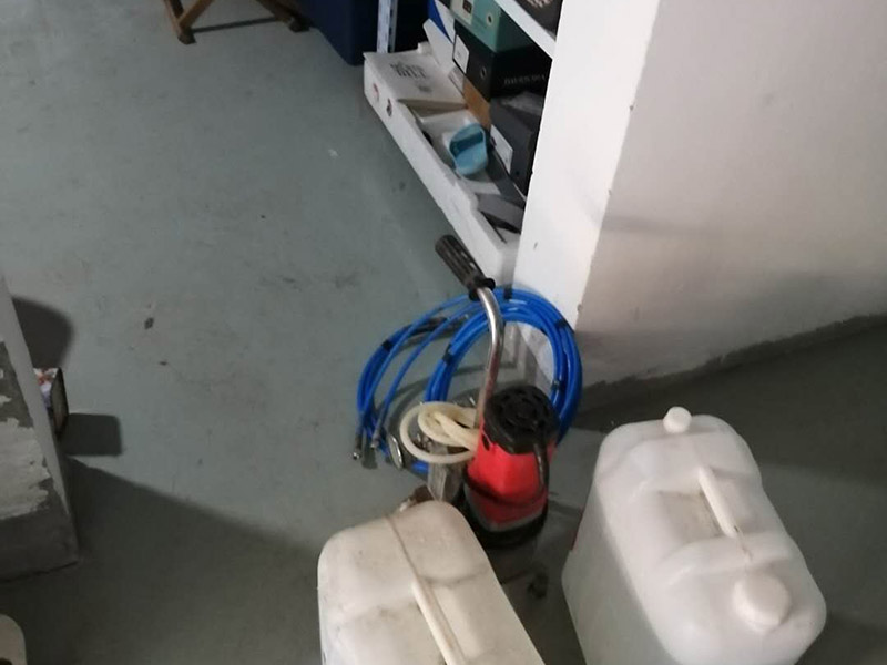 漏水維修材料入場(chǎng):材料購(gòu)買(mǎi)以后，購(gòu)買(mǎi)方就需要通知合同的另一方準(zhǔn)備對(duì)材料進(jìn)行驗(yàn)收。而且這個(gè)驗(yàn)收最好是安排在材料進(jìn)場(chǎng)時(shí)立即進(jìn)行。所以，約定驗(yàn)收時(shí)間非常必要。以免出現(xiàn)材料進(jìn)場(chǎng)時(shí)，另一方?jīng)]有時(shí)間對(duì)材料進(jìn)行驗(yàn)收，影響施工進(jìn)度。