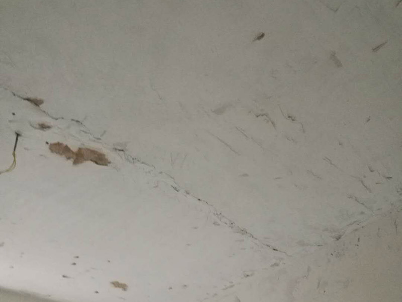 墻面鏟除翻新：舊墻的基本處理包括清理舊墻面原有的乳膠漆和膩子層的鏟除、木裝修、其他表面裝飾物（如壁紙）的拆除，如果只是裝修了一兩年的墻面，墻面的膩子可以不用鏟除，用鋼刷和砂紙打磨墻面后就可以重新涂刷乳膠漆，如果裝修時間較長的就需要將膩子層鏟除后再進(jìn)行后續(xù)工序。切記舊墻面一定要進(jìn)行處理，不能直接涂刷，粉化嚴(yán)重的墻面要鏟除后，抹上一層白水泥，再進(jìn)行涂刷。 墻面涂刷底漆的作用是抗堿防潮、封固基材、保護(hù)面漆，提高面漆的質(zhì)感和遮蓋力。如果沒有刷底漆就直接上面漆的話，時間一長墻面就容易起泡、發(fā)霉，經(jīng)陽光長時間照射也