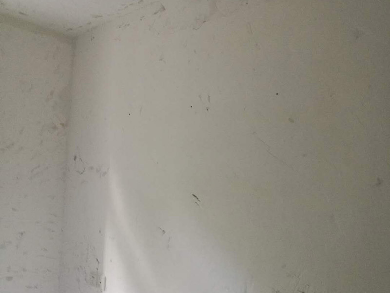 墻面鏟除翻新：舊墻的基本處理包括清理舊墻面原有的乳膠漆和膩子層的鏟除、木裝修、其他表面裝飾物（如壁紙）的拆除，如果只是裝修了一兩年的墻面，墻面的膩子可以不用鏟除，用鋼刷和砂紙打磨墻面后就可以重新涂刷乳膠漆，如果裝修時間較長的就需要將膩子層鏟除后再進(jìn)行后續(xù)工序。切記舊墻面一定要進(jìn)行處理，不能直接涂刷，粉化嚴(yán)重的墻面要鏟除后，抹上一層白水泥，再進(jìn)行涂刷。 墻面涂刷底漆的作用是抗堿防潮、封固基材、保護(hù)面漆，提高面漆的質(zhì)感和遮蓋力。如果沒有刷底漆就直接上面漆的話，時間一長墻面就容易起泡、發(fā)霉，經(jīng)陽光長時間照射也