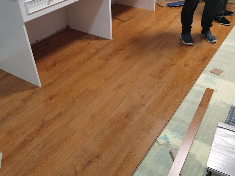 臥室鋪木地板：鋪地板之前，地面一定要找平，這個在裝修驗收的時候，一定要在現(xiàn)場盯著師傅量水平，如果發(fā)現(xiàn)地面不平，要馬上要求整改，不然后期地面鋪上了地板之后，發(fā)現(xiàn)很多地方都不平，直接影響到地板發(fā)出噪音，從而腳感也沒那么好的。很多人覺得實木地板底部有龍骨支撐了，不需要鋪防潮墊了，這是錯誤的，無論你家實木地板還是復合地板，底部一定要鋪上防潮墊，最好鋪地板。地板的鋪法有很多種，有工字鋪、斜鋪、田字鋪等，但是越復雜的鋪法地板損耗就越大，建議還是簡簡單單的工字鋪就可以了。