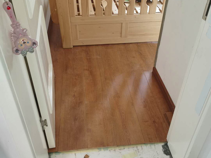 臥室鋪木地板：鋪地板之前，地面一定要找平，這個在裝修驗收的時候，一定要在現(xiàn)場盯著師傅量水平，如果發(fā)現(xiàn)地面不平，要馬上要求整改，不然后期地面鋪上了地板之后，發(fā)現(xiàn)很多地方都不平，直接影響到地板發(fā)出噪音，從而腳感也沒那么好的。很多人覺得實木地板底部有龍骨支撐了，不需要鋪防潮墊了，這是錯誤的，無論你家實木地板還是復合地板，底部一定要鋪上防潮墊，最好鋪地板。地板的鋪法有很多種，有工字鋪、斜鋪、田字鋪等，但是越復雜的鋪法地板損耗就越大，建議還是簡簡單單的工字鋪就可以了。