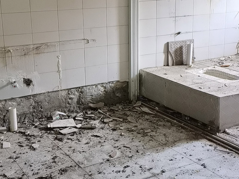 公共衛(wèi)生間拆除：用具的拆除，這一工程根據(jù)施工工人工作的習(xí)慣，有兩種拆除方式，可以提前將其拆除，也可以在拆磚的過程中同時(shí)進(jìn)行。但并不是所有的用具都可以提前拆除，馬桶必須在瓷磚拆除之后才可以拆掉，要不然掉落的瓷磚會(huì)砸壞馬桶。用具拆除后，應(yīng)將露出的電線接口用絕緣的東西綁住。拆磚應(yīng)從下至上進(jìn)行，在施工過程中對(duì)地面及時(shí)進(jìn)行處理，以免因垃圾過多從而影響后面的工作。同時(shí)要處理好房?jī)?nèi)的防水層。拆除插座與水龍頭附近的瓷磚時(shí)應(yīng)小心，以免損壞水電設(shè)備。