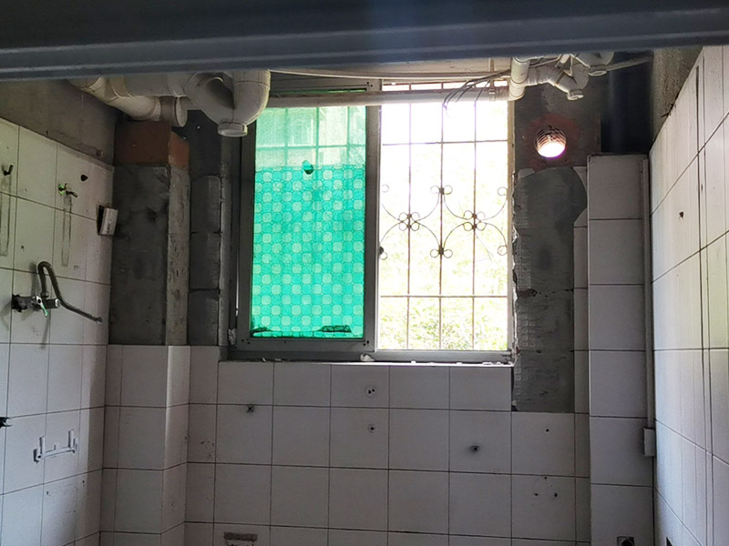 公共衛(wèi)生間拆除：用具的拆除，這一工程根據(jù)施工工人工作的習(xí)慣，有兩種拆除方式，可以提前將其拆除，也可以在拆磚的過程中同時(shí)進(jìn)行。但并不是所有的用具都可以提前拆除，馬桶必須在瓷磚拆除之后才可以拆掉，要不然掉落的瓷磚會(huì)砸壞馬桶。用具拆除后，應(yīng)將露出的電線接口用絕緣的東西綁住。拆磚應(yīng)從下至上進(jìn)行，在施工過程中對(duì)地面及時(shí)進(jìn)行處理，以免因垃圾過多從而影響后面的工作。同時(shí)要處理好房?jī)?nèi)的防水層。拆除插座與水龍頭附近的瓷磚時(shí)應(yīng)小心，以免損壞水電設(shè)備。