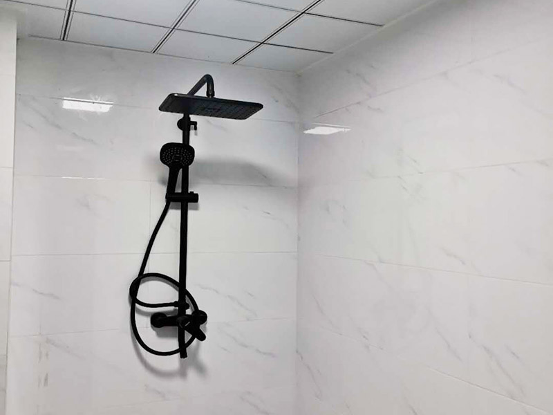 五金家具安裝案例：拉手、把手等五金件的安裝：這里主要是要確定安裝位置，以最合適家人的高度或者位置就可以，而不要光圖美觀好看。比如吊柜或者增高柜的把手一定要安裝在門的下面，地柜、寫字臺的小柜，一定要放在上面。安裝時要注意家中的其它位置的保護，因為家具一般在家裝過程中是最后進場（不裝修的話更要保護家里的物品），家具安裝完，就要做保潔了。重點保護的對象是：地板（尤其是實木地板）、門套、門、樓梯、墻紙、壁燈等。