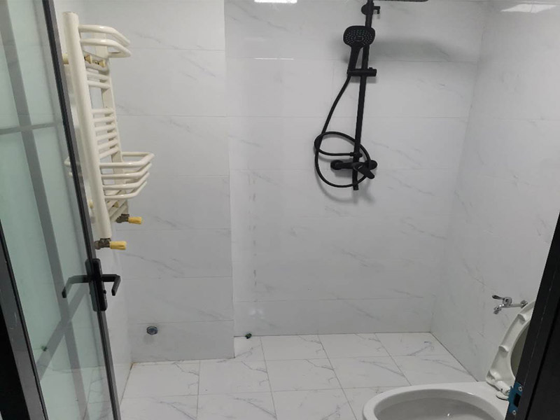 五金家具安裝案例：拉手、把手等五金件的安裝：這里主要是要確定安裝位置，以最合適家人的高度或者位置就可以，而不要光圖美觀好看。比如吊柜或者增高柜的把手一定要安裝在門的下面，地柜、寫字臺的小柜，一定要放在上面。安裝時要注意家中的其它位置的保護，因為家具一般在家裝過程中是最后進場（不裝修的話更要保護家里的物品），家具安裝完，就要做保潔了。重點保護的對象是：地板（尤其是實木地板）、門套、門、樓梯、墻紙、壁燈等。