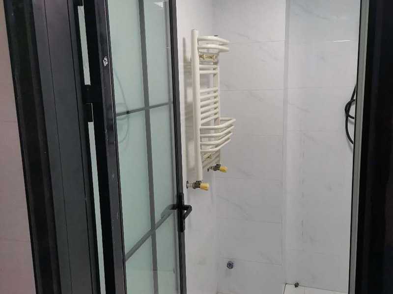 五金家具安裝案例：拉手、把手等五金件的安裝：這里主要是要確定安裝位置，以最合適家人的高度或者位置就可以，而不要光圖美觀好看。比如吊柜或者增高柜的把手一定要安裝在門的下面，地柜、寫字臺的小柜，一定要放在上面。安裝時要注意家中的其它位置的保護，因為家具一般在家裝過程中是最后進場（不裝修的話更要保護家里的物品），家具安裝完，就要做保潔了。重點保護的對象是：地板（尤其是實木地板）、門套、門、樓梯、墻紙、壁燈等。