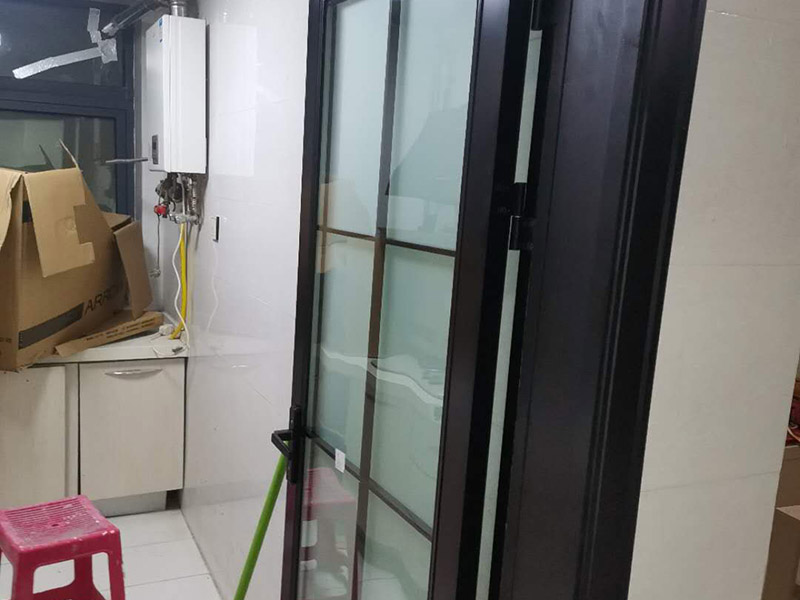 五金家具安裝案例：拉手、把手等五金件的安裝：這里主要是要確定安裝位置，以最合適家人的高度或者位置就可以，而不要光圖美觀好看。比如吊柜或者增高柜的把手一定要安裝在門的下面，地柜、寫字臺的小柜，一定要放在上面。安裝時要注意家中的其它位置的保護，因為家具一般在家裝過程中是最后進場（不裝修的話更要保護家里的物品），家具安裝完，就要做保潔了。重點保護的對象是：地板（尤其是實木地板）、門套、門、樓梯、墻紙、壁燈等。