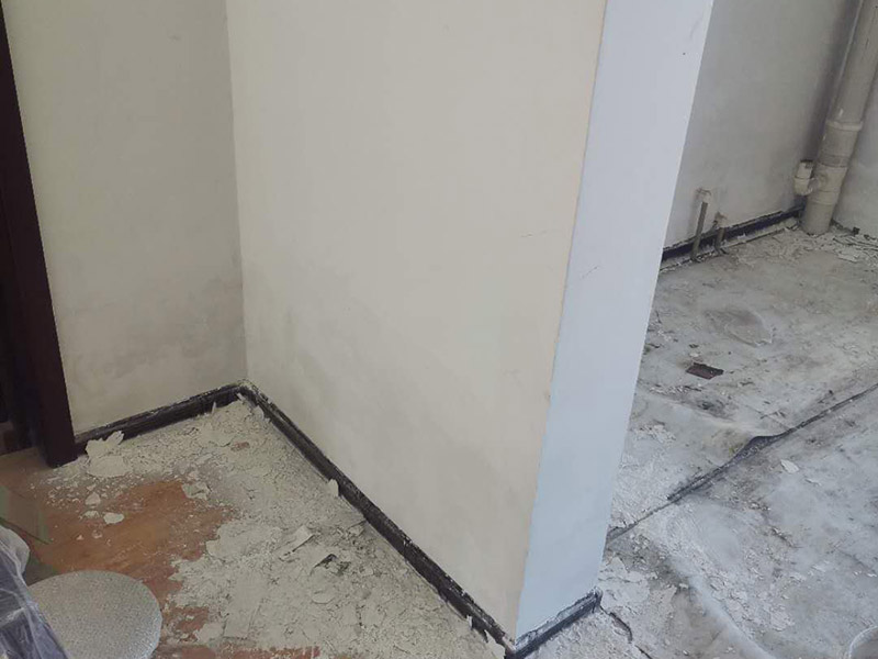 舊房墻面翻新裝修:在墻面翻新前，需要先將舊漆面鏟除干凈，之后在進(jìn)行打磨，將墻面的浮沉雜物都清理干凈。如果墻面有凹凸不平的情況，要先用膩?zhàn)有扪a(bǔ)，如果墻面出現(xiàn)空鼓的現(xiàn)象，也要將整面的墻皮進(jìn)行鏟除，在做后續(xù)的處理。在刮膩?zhàn)又?，先用尺子檢測一下墻面的平整度，在施工時(shí)，對(duì)不平整的地方進(jìn)行多次涂刮，修補(bǔ)好不平整的區(qū)域。一般膩?zhàn)庸蝺杀榧纯?，每次膩?zhàn)庸瓮旰笠M(jìn)行打磨，可以讓墻面更加光滑。