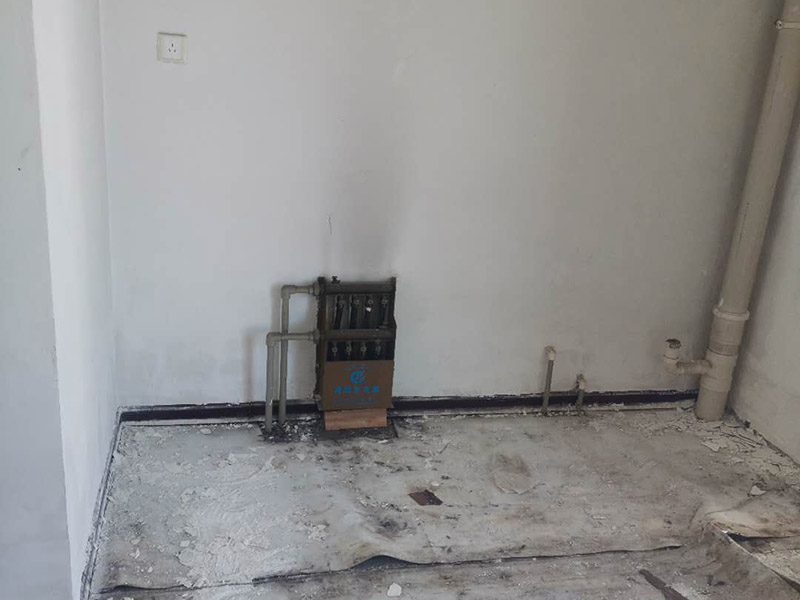 舊房墻面翻新裝修:在墻面翻新前，需要先將舊漆面鏟除干凈，之后在進(jìn)行打磨，將墻面的浮沉雜物都清理干凈。如果墻面有凹凸不平的情況，要先用膩?zhàn)有扪a(bǔ)，如果墻面出現(xiàn)空鼓的現(xiàn)象，也要將整面的墻皮進(jìn)行鏟除，在做后續(xù)的處理。在刮膩?zhàn)又?，先用尺子檢測一下墻面的平整度，在施工時(shí)，對(duì)不平整的地方進(jìn)行多次涂刮，修補(bǔ)好不平整的區(qū)域。一般膩?zhàn)庸蝺杀榧纯?，每次膩?zhàn)庸瓮旰笠M(jìn)行打磨，可以讓墻面更加光滑。