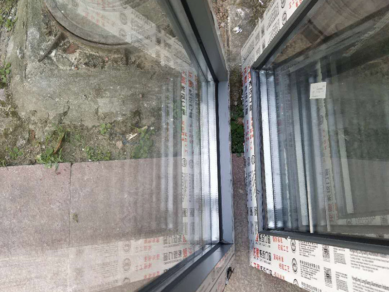 舊房整體裝修：舊房子重新裝修時，如果不能拆的話就盡量不要拆，因為拆掉的話費用就會增加，拆除費和清理費也是一大筆。然后看看有沒有漏水的情況，因為防水在裝修的過程中是比較重要的一個環(huán)節(jié)，如果有漏水情況的話就及時處理。水電線的安裝也要重視起來。能隱藏起來的電線可以盡量隱藏掉，不僅安全上提高了，同時也美觀。水管老化嚴重的話也建議換換。每個房子的結構都是不一樣的，所以在翻新前業(yè)主要對自己房子的內部結構要了解，自己不懂的話最好是請專業(yè)的人員來看看。對于舊房子存在的一些安全隱患，在翻新的時候就一起解決掉，免得后期再出現(xiàn)問題，細節(jié)也不能忽視。