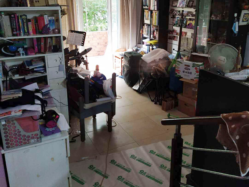 舊房整體裝修：舊房子重新裝修時，如果不能拆的話就盡量不要拆，因為拆掉的話費用就會增加，拆除費和清理費也是一大筆。然后看看有沒有漏水的情況，因為防水在裝修的過程中是比較重要的一個環(huán)節(jié)，如果有漏水情況的話就及時處理。水電線的安裝也要重視起來。能隱藏起來的電線可以盡量隱藏掉，不僅安全上提高了，同時也美觀。水管老化嚴重的話也建議換換。每個房子的結構都是不一樣的，所以在翻新前業(yè)主要對自己房子的內部結構要了解，自己不懂的話最好是請專業(yè)的人員來看看。對于舊房子存在的一些安全隱患，在翻新的時候就一起解決掉，免得后期再出現(xiàn)問題，細節(jié)也不能忽視。