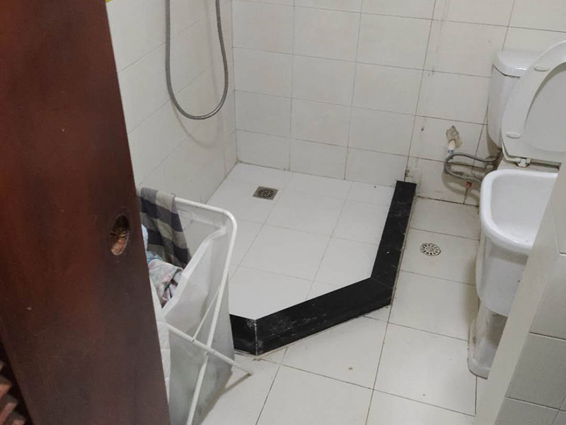 舊房整體裝修：舊房子重新裝修時，如果不能拆的話就盡量不要拆，因為拆掉的話費用就會增加，拆除費和清理費也是一大筆。然后看看有沒有漏水的情況，因為防水在裝修的過程中是比較重要的一個環(huán)節(jié)，如果有漏水情況的話就及時處理。水電線的安裝也要重視起來。能隱藏起來的電線可以盡量隱藏掉，不僅安全上提高了，同時也美觀。水管老化嚴重的話也建議換換。每個房子的結構都是不一樣的，所以在翻新前業(yè)主要對自己房子的內部結構要了解，自己不懂的話最好是請專業(yè)的人員來看看。對于舊房子存在的一些安全隱患，在翻新的時候就一起解決掉，免得后期再出現(xiàn)問題，細節(jié)也不能忽視。