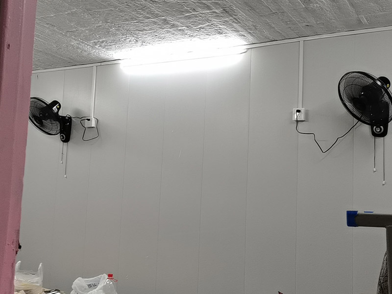 老房電路明線安裝：1、穿管敷設(shè)。將鍍鋅電線管、PVC或PPR電線管沿天棚或墻面敷設(shè)（用配套U型或C型線卡固定），電線穿入其中。這種方式最安全規(guī)范。 2、壓槽敷設(shè)。將電線槽（現(xiàn)在一般為聚氯乙烯塑料制品）用鋼釘固定在天花或墻面，再將電線壓入線槽。這種方式便于維修且比較美觀。 3、護(hù)套線敷設(shè)。將護(hù)套電線沿踢腳線上沿和門窗套外側(cè)敷設(shè)。用小型塑料線卡固定。這種方式最簡便經(jīng)濟。