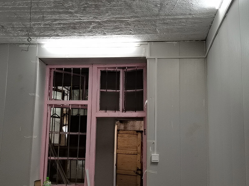 老房電路明線安裝：1、穿管敷設(shè)。將鍍鋅電線管、PVC或PPR電線管沿天棚或墻面敷設(shè)（用配套U型或C型線卡固定），電線穿入其中。這種方式最安全規(guī)范。 2、壓槽敷設(shè)。將電線槽（現(xiàn)在一般為聚氯乙烯塑料制品）用鋼釘固定在天花或墻面，再將電線壓入線槽。這種方式便于維修且比較美觀。 3、護(hù)套線敷設(shè)。將護(hù)套電線沿踢腳線上沿和門窗套外側(cè)敷設(shè)。用小型塑料線卡固定。這種方式最簡便經(jīng)濟。