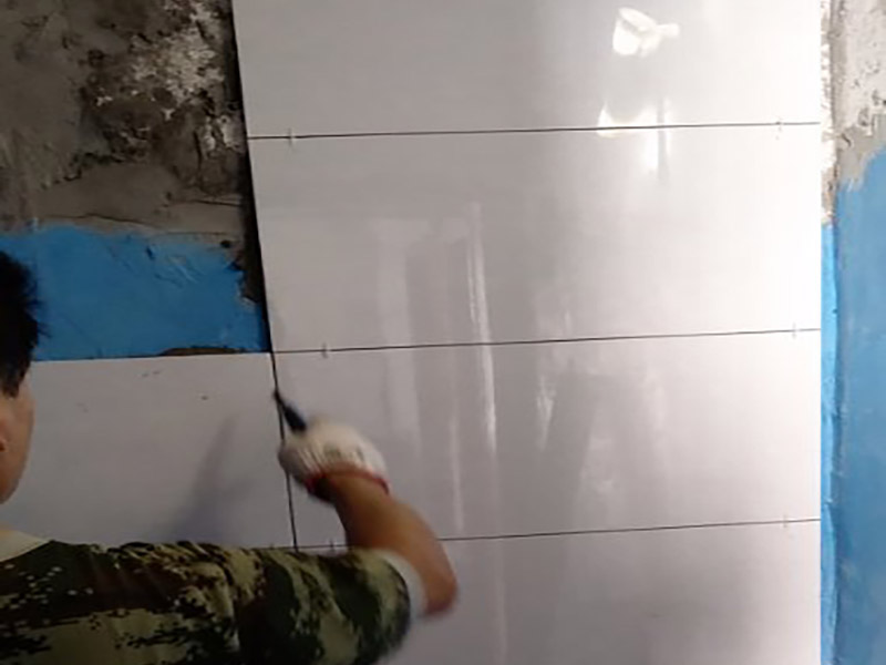 墻面瓷磚鋪貼施工：（1）基層處理：將塵土、雜物徹底清掃干凈，不得有空鼓、開裂及起砂等缺陷。 （2）彈線：施工前在墻體四周彈出標(biāo)高控制線，在地面彈出十字線，以控制地磚分隔尺寸。 （3）鋪貼：鋪設(shè)選用1：3干硬性水泥砂漿，砂漿厚度25mm左右。鋪貼前將地磚背面濕潤，需正面干燥為宜。把地磚按照要求放在水泥砂漿上，用橡皮錘輕敲地磚飾面直至密實平整達(dá)到要求。 （4）勾縫：地磚鋪完后24h進(jìn)行清理勾縫，勾縫前應(yīng)先將地磚縫隙內(nèi)雜質(zhì)擦凈，用專用填縫劑勾縫。 （5）清理：施工過程中隨干隨清，完工后(一般宜在24h之后)再用棉紗等物對地磚表面進(jìn)行清理