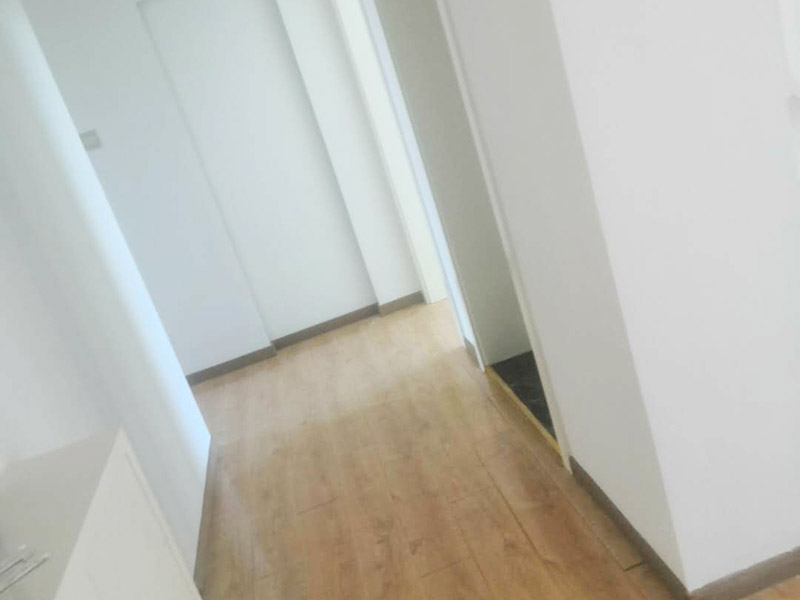 全屋墻面翻新打掃：【基層處理】做基層處理時，一定要涂刷界面劑，其次掛網(wǎng)施工是不可避免的，這樣才能有效使墻面膩子不會開裂，導(dǎo)致墻漆起皮掉粉。 【膩子打磨】每批刮一遍膩子后，一定要做驚喜打磨，且必須用到強光一邊照射一邊進行打磨，保證膩子的細(xì)膩性，使膩子平整度更好，這個過程很考驗施工師傅的水平。 【漆膜保護】施工結(jié)束后切記不要去觸碰漆膜，這樣很容易導(dǎo)致漆膜破裂，保持正常通風(fēng)，不能加速干燥。 所有施工完成后就可以進行遮蔽保護材料的撤除了，撤除期間一定要注意搬移物品時不要觸碰到墻面，因為施工結(jié)束后7天為漆膜的保養(yǎng)期，這期間一定不能觸碰漆面，保持正常通風(fēng)，不建議開啟空調(diào)加速干燥，如果有玷污,可用濕毛巾輕輕擦洗！