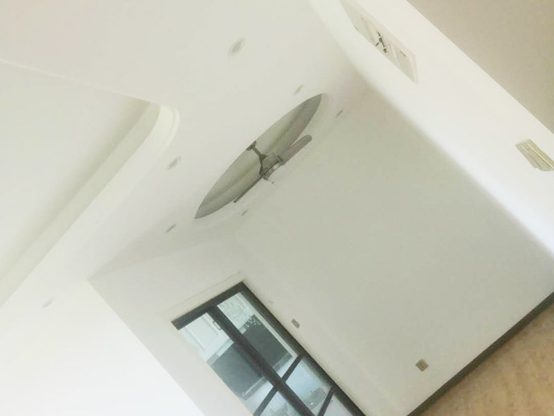 全屋墻面翻新打掃：【基層處理】做基層處理時，一定要涂刷界面劑，其次掛網(wǎng)施工是不可避免的，這樣才能有效使墻面膩子不會開裂，導(dǎo)致墻漆起皮掉粉。 【膩子打磨】每批刮一遍膩子后，一定要做驚喜打磨，且必須用到強光一邊照射一邊進行打磨，保證膩子的細(xì)膩性，使膩子平整度更好，這個過程很考驗施工師傅的水平。 【漆膜保護】施工結(jié)束后切記不要去觸碰漆膜，這樣很容易導(dǎo)致漆膜破裂，保持正常通風(fēng)，不能加速干燥。 所有施工完成后就可以進行遮蔽保護材料的撤除了，撤除期間一定要注意搬移物品時不要觸碰到墻面，因為施工結(jié)束后7天為漆膜的保養(yǎng)期，這期間一定不能觸碰漆面，保持正常通風(fēng)，不建議開啟空調(diào)加速干燥，如果有玷污,可用濕毛巾輕輕擦洗！