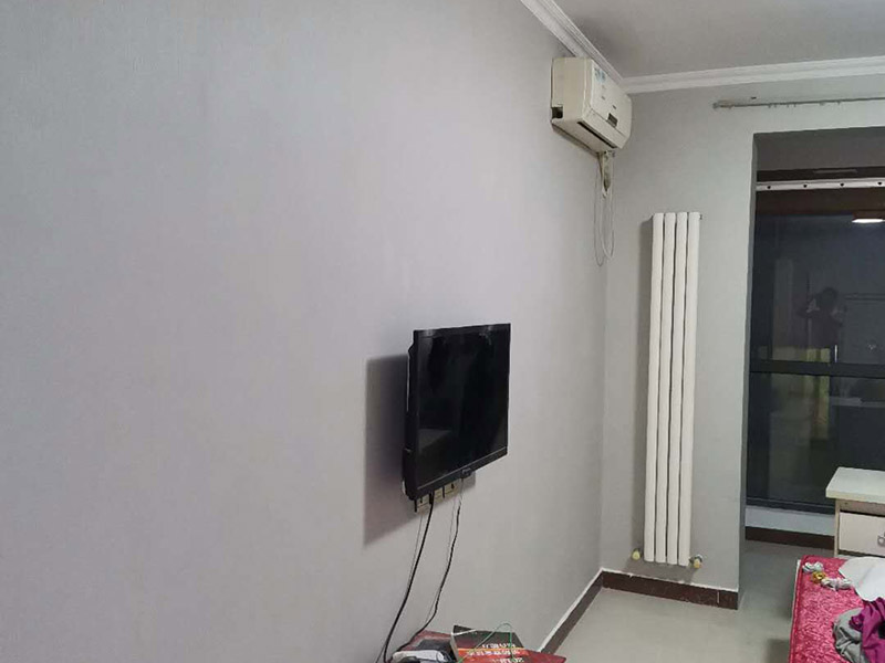 墻漆粉刷翻新：考慮鏟墻方便，需要在舊墻上灑水，潤濕后鏟墻皮才會省力一些。被水浸濕后的墻皮比較好鏟，直到水泥砂漿墻面露出，或者膩?zhàn)訉勇冻?。這一步是個體力活，要費(fèi)很大的功夫才能將墻皮鏟除干凈。將界面劑涂刷在墻面上，涂刷時(shí)要均勻，每一處墻面都要涂刷到位，不可有遺漏，以免影響墻面的翻新效果。對于墻面有開裂的地方，需要使用牛皮紙帶或者白乳膠來修補(bǔ)裂縫。只有裂縫修補(bǔ)好后，才能解決舊墻的開裂問題。修補(bǔ)裂縫后，墻面會出現(xiàn)不平現(xiàn)象，對此要對墻面做找平。一般找平用石膏比較多。找平后才能繼續(xù)下一步施工。膩?zhàn)右话氵x用顆粒細(xì)度較高和質(zhì)地較硬的，這種膩?zhàn)淤|(zhì)量好，批刮后效果會比較好。膩?zhàn)永锟商砑影兹槟z，能大大提高膩?zhàn)拥挠捕?。墻面打磨很重要，會讓墻面變得光滑、平齊。因?yàn)槟佔(zhàn)优魏?，墻面上會留有一些坑眼，因此需要打磨。建議大家用較細(xì)的砂紙來打磨，如果砂紙?zhí)值脑挄粝潞苌畹纳昂郏⑵崾歉采w不掉的，如此便會影響墻面的刷漆效果。打磨完畢一定要徹底清掃一遍墻面，以免粉塵太多，影響漆的附著力。