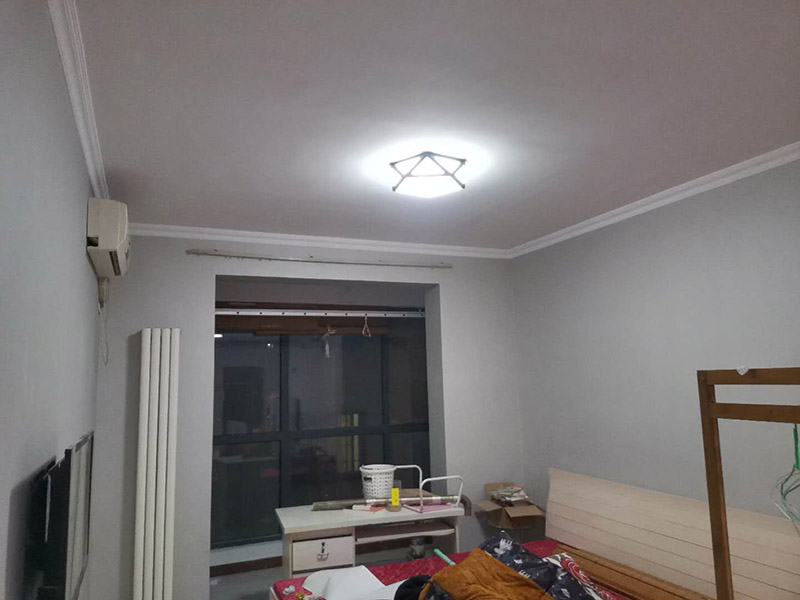 墻漆粉刷翻新：考慮鏟墻方便，需要在舊墻上灑水，潤濕后鏟墻皮才會省力一些。被水浸濕后的墻皮比較好鏟，直到水泥砂漿墻面露出，或者膩?zhàn)訉勇冻觥＿@一步是個體力活，要費(fèi)很大的功夫才能將墻皮鏟除干凈。將界面劑涂刷在墻面上，涂刷時(shí)要均勻，每一處墻面都要涂刷到位，不可有遺漏，以免影響墻面的翻新效果。對于墻面有開裂的地方，需要使用牛皮紙帶或者白乳膠來修補(bǔ)裂縫。只有裂縫修補(bǔ)好后，才能解決舊墻的開裂問題。修補(bǔ)裂縫后，墻面會出現(xiàn)不平現(xiàn)象，對此要對墻面做找平。一般找平用石膏比較多。找平后才能繼續(xù)下一步施工。膩?zhàn)右话氵x用顆粒細(xì)度較高和質(zhì)地較硬的，這種膩?zhàn)淤|(zhì)量好，批刮后效果會比較好。膩?zhàn)永锟商砑影兹槟z，能大大提高膩?zhàn)拥挠捕?。墻面打磨很重要，會讓墻面變得光滑、平齊。因?yàn)槟佔(zhàn)优魏?，墻面上會留有一些坑眼，因此需要打磨。建議大家用較細(xì)的砂紙來打磨，如果砂紙?zhí)值脑挄粝潞苌畹纳昂?，刷漆是覆蓋不掉的，如此便會影響墻面的刷漆效果。打磨完畢一定要徹底清掃一遍墻面，以免粉塵太多，影響漆的附著力。