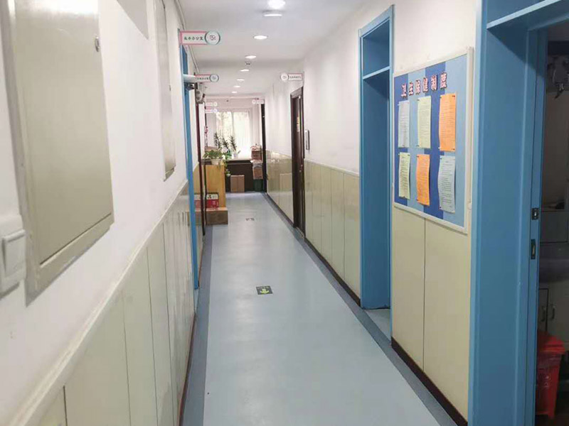 幼兒園墻面粉刷:首先，基層處理。先要將墻面起皮或松動的部分給清理干凈，可以用水泥砂漿進(jìn)行處理。如果墻體存在細(xì)微的裂縫，那可以用牛皮紙結(jié)合白色乳膠將其填補(bǔ)好;但如果是輕體墻和保溫墻等非承重墻，那盡量選擇質(zhì)地比較好的墻布或網(wǎng)格布，同樣也使用乳膠進(jìn)行修整。 其次，批刮膩?zhàn)?。通常都建議選用顆粒細(xì)度較高，而且質(zhì)地較硬的膩?zhàn)舆M(jìn)行操作。當(dāng)然，也可以在膩?zhàn)永锾砑舆m量的乳膠，其目的是為了提高膩?zhàn)拥挠捕?。不過膩?zhàn)右椴趴桑覒?yīng)厚一些，但在批第2和第3遍的時候需要薄一些，這樣才會使墻面看起來既平整又光滑。 然后，刷底漆。對于墻面的每個地方都應(yīng)均勻的刷到底漆，這樣涂一遍就可，否則就要多涂好幾次了。但是如果墻面的吃漆量較大，那可以在底漆中適當(dāng)加些清水，不過也要保證涂刷均勻，不然會影響效果。待底漆完全干透之后，才可進(jìn)行下一個步驟。 最后，面漆的涂刷。至于面漆就不要加水了，以免影響漆膜的厚度和手感。而滾筒的選擇也要好且細(xì)，這樣刷出來的漆膜才會細(xì)膩，摸起來也才會舒適。但在刷面漆的時候要注意墻壁的邊邊角角。一般來說，面漆只要涂刷兩遍就可，不過每一遍之間應(yīng)相隔一段時間，待完全干透之后才算真正的完成。