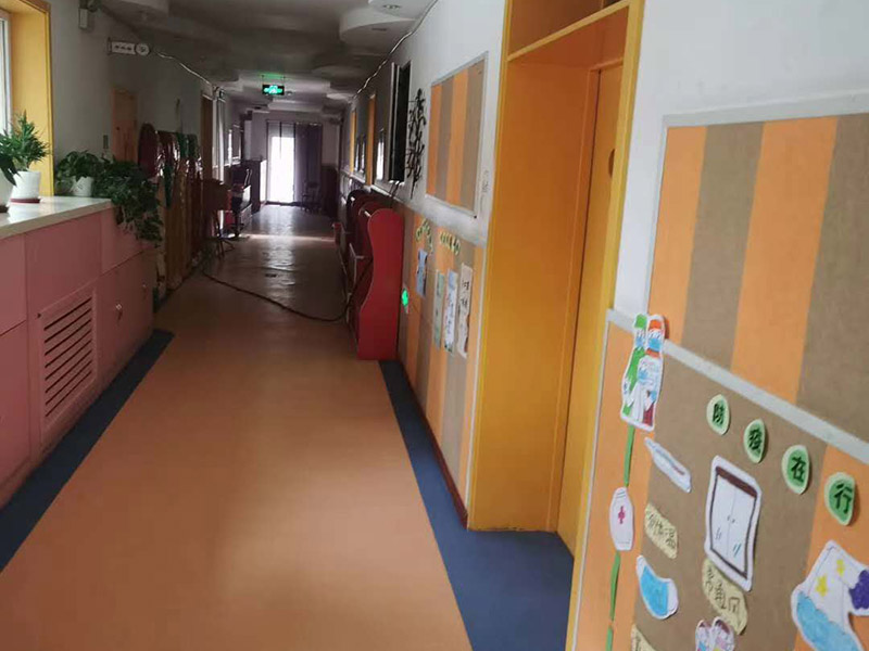 幼兒園墻面粉刷:首先，基層處理。先要將墻面起皮或松動的部分給清理干凈，可以用水泥砂漿進(jìn)行處理。如果墻體存在細(xì)微的裂縫，那可以用牛皮紙結(jié)合白色乳膠將其填補(bǔ)好;但如果是輕體墻和保溫墻等非承重墻，那盡量選擇質(zhì)地比較好的墻布或網(wǎng)格布，同樣也使用乳膠進(jìn)行修整。 其次，批刮膩?zhàn)印Ｍǔ６冀ㄗh選用顆粒細(xì)度較高，而且質(zhì)地較硬的膩?zhàn)舆M(jìn)行操作。當(dāng)然，也可以在膩?zhàn)永锾砑舆m量的乳膠，其目的是為了提高膩?zhàn)拥挠捕取２贿^膩?zhàn)右椴趴?，而且?yīng)厚一些，但在批第2和第3遍的時候需要薄一些，這樣才會使墻面看起來既平整又光滑。 然后，刷底漆。對于墻面的每個地方都應(yīng)均勻的刷到底漆，這樣涂一遍就可，否則就要多涂好幾次了。但是如果墻面的吃漆量較大，那可以在底漆中適當(dāng)加些清水，不過也要保證涂刷均勻，不然會影響效果。待底漆完全干透之后，才可進(jìn)行下一個步驟。 最后，面漆的涂刷。至于面漆就不要加水了，以免影響漆膜的厚度和手感。而滾筒的選擇也要好且細(xì)，這樣刷出來的漆膜才會細(xì)膩，摸起來也才會舒適。但在刷面漆的時候要注意墻壁的邊邊角角。一般來說，面漆只要涂刷兩遍就可，不過每一遍之間應(yīng)相隔一段時間，待完全干透之后才算真正的完成。