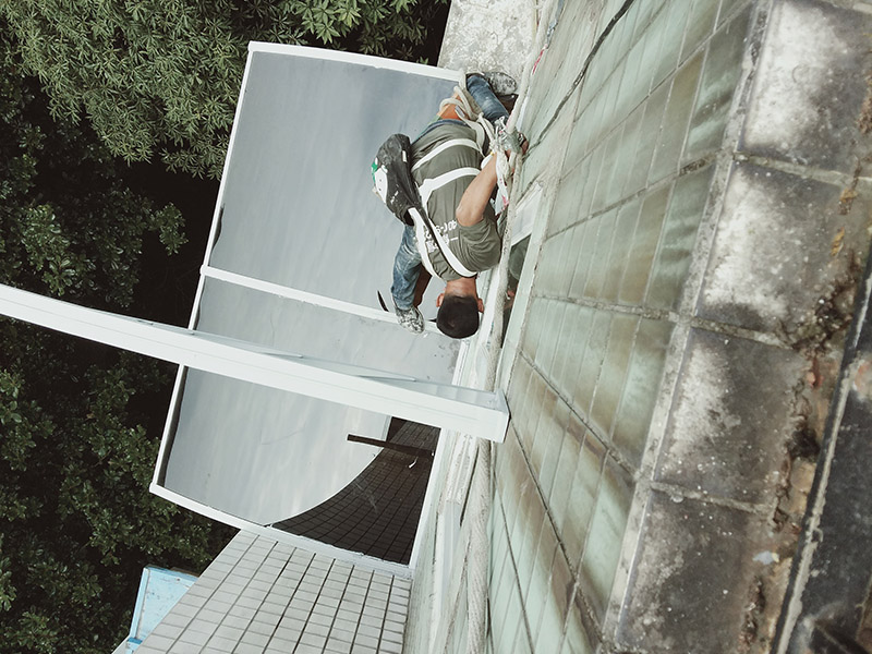 窗戶雨棚安裝：如果安裝的防盜窗是外延式的，主需要在防盜網(wǎng)上面加蓋一塊板來接雨水就好。如果是內(nèi)嵌在窗戶里的或者嵌在墻上的就要在外面的窗戶上方打孔了。有的也可以在防盜網(wǎng)上固定，要看具體情況了。