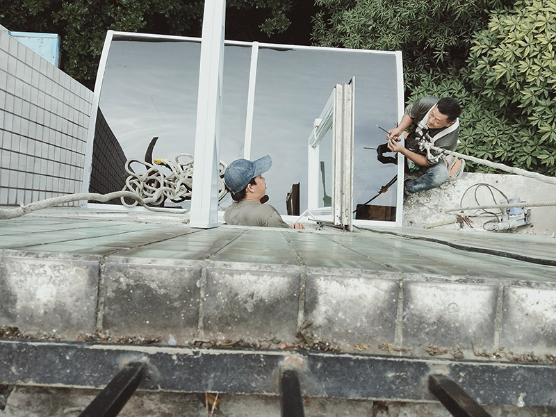 窗戶雨棚安裝：如果安裝的防盜窗是外延式的，主需要在防盜網(wǎng)上面加蓋一塊板來接雨水就好。如果是內(nèi)嵌在窗戶里的或者嵌在墻上的就要在外面的窗戶上方打孔了。有的也可以在防盜網(wǎng)上固定，要看具體情況了。