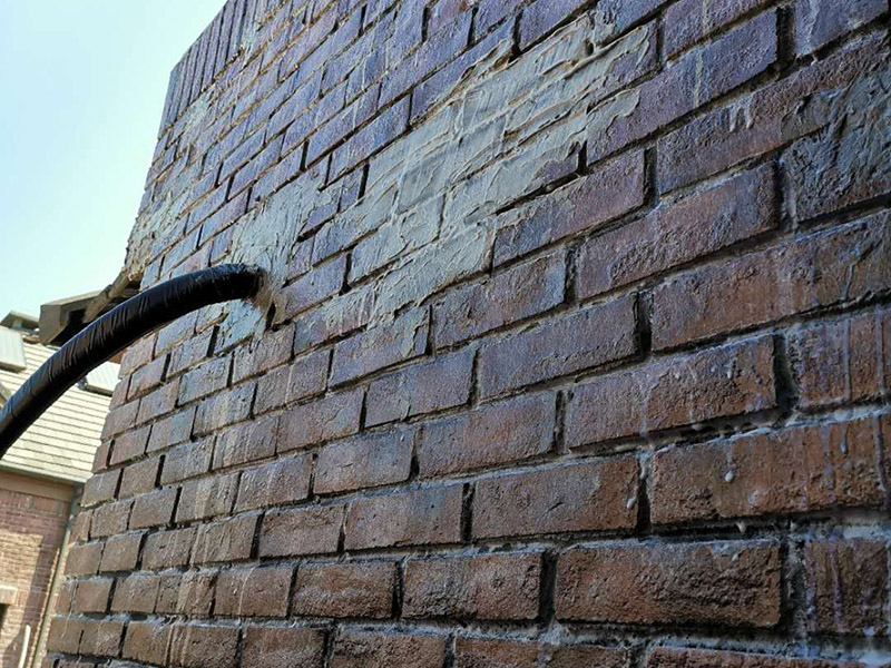 磚墻打空調(diào)孔：首先就是空調(diào)打孔的高度標準，一般來說柜式空調(diào)打空調(diào)孔的高度要離地面大概10-20公分，而掛式空調(diào)打孔的高度大概在2.2米左右，不過空調(diào)孔的高度要低于室內(nèi)機的高度，以免不利于冷凝水的排放。而距離墻頂也是有一個高度范圍的，柜式空調(diào)可以在30-40公分，而掛式空調(diào)最少也要10公分以上。 其次打孔位置標準還需要遠離一些易出現(xiàn)噪音與振動的位置，要選擇比較安全堅固的打孔位置，要避免承重墻與梁體結(jié)構(gòu)，以免影響到房間的結(jié)構(gòu)，造成不良影響。 再有就是空調(diào)打孔的大小，需要根據(jù)是柜式空調(diào)還是掛式空調(diào)，柜式空調(diào)會比掛式的空調(diào)孔要大，總之打孔的大小要正好可以穿過加過保溫材料的連接管，不可以過大或過小。打空調(diào)孔還需要有一定的傾斜度，打出來的孔室內(nèi)部分要比室外高一些，這樣可以有利于冷凝水的排放，也防止陰雨天雨水流入室內(nèi)。