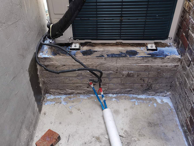 磚墻打空調(diào)孔：首先就是空調(diào)打孔的高度標準，一般來說柜式空調(diào)打空調(diào)孔的高度要離地面大概10-20公分，而掛式空調(diào)打孔的高度大概在2.2米左右，不過空調(diào)孔的高度要低于室內(nèi)機的高度，以免不利于冷凝水的排放。而距離墻頂也是有一個高度范圍的，柜式空調(diào)可以在30-40公分，而掛式空調(diào)最少也要10公分以上。 其次打孔位置標準還需要遠離一些易出現(xiàn)噪音與振動的位置，要選擇比較安全堅固的打孔位置，要避免承重墻與梁體結(jié)構(gòu)，以免影響到房間的結(jié)構(gòu)，造成不良影響。 再有就是空調(diào)打孔的大小，需要根據(jù)是柜式空調(diào)還是掛式空調(diào)，柜式空調(diào)會比掛式的空調(diào)孔要大，總之打孔的大小要正好可以穿過加過保溫材料的連接管，不可以過大或過小。打空調(diào)孔還需要有一定的傾斜度，打出來的孔室內(nèi)部分要比室外高一些，這樣可以有利于冷凝水的排放，也防止陰雨天雨水流入室內(nèi)。