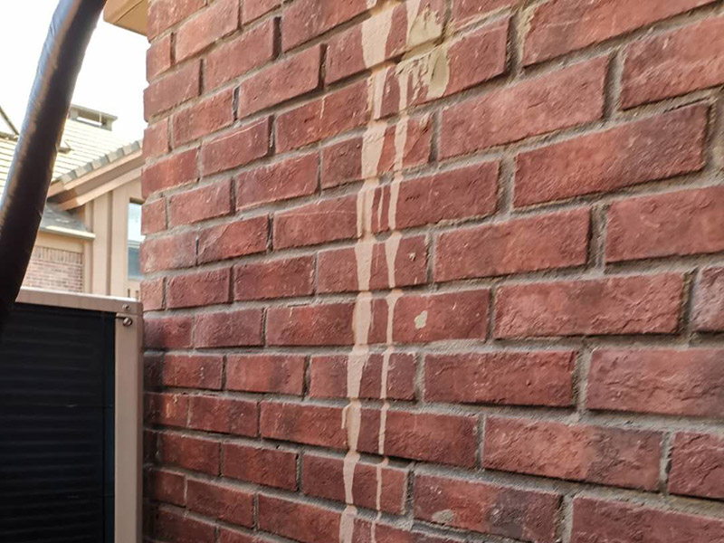 磚墻打空調(diào)孔：首先就是空調(diào)打孔的高度標準，一般來說柜式空調(diào)打空調(diào)孔的高度要離地面大概10-20公分，而掛式空調(diào)打孔的高度大概在2.2米左右，不過空調(diào)孔的高度要低于室內(nèi)機的高度，以免不利于冷凝水的排放。而距離墻頂也是有一個高度范圍的，柜式空調(diào)可以在30-40公分，而掛式空調(diào)最少也要10公分以上。 其次打孔位置標準還需要遠離一些易出現(xiàn)噪音與振動的位置，要選擇比較安全堅固的打孔位置，要避免承重墻與梁體結(jié)構(gòu)，以免影響到房間的結(jié)構(gòu)，造成不良影響。 再有就是空調(diào)打孔的大小，需要根據(jù)是柜式空調(diào)還是掛式空調(diào)，柜式空調(diào)會比掛式的空調(diào)孔要大，總之打孔的大小要正好可以穿過加過保溫材料的連接管，不可以過大或過小。打空調(diào)孔還需要有一定的傾斜度，打出來的孔室內(nèi)部分要比室外高一些，這樣可以有利于冷凝水的排放，也防止陰雨天雨水流入室內(nèi)。